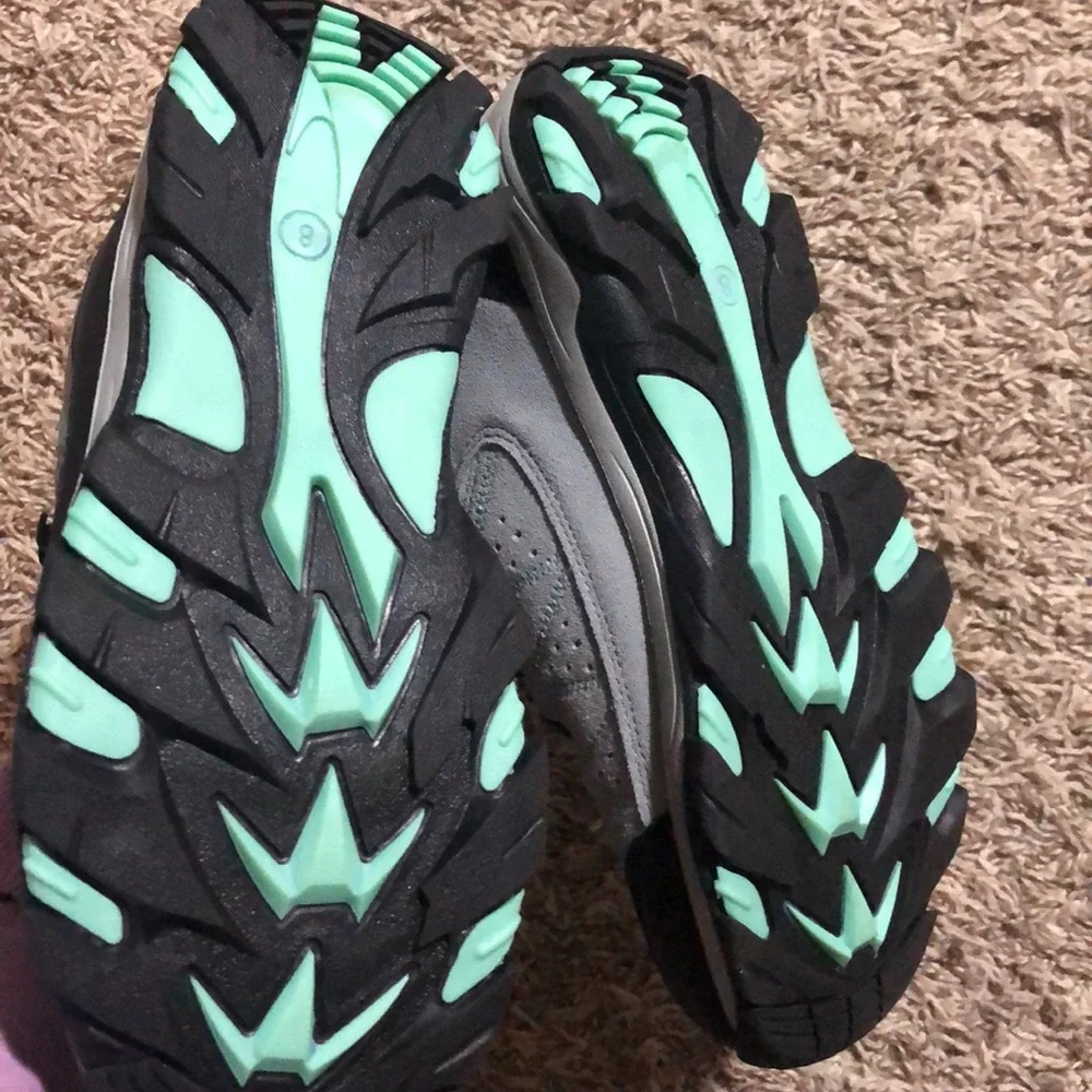 NWT women’s hiking boots - size 8 🥾 - Picture 3 of 5